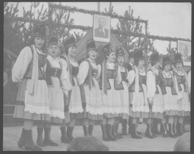Kurpie Zielone, Teatr Lalkowy Skrzat, Jazz Dance, Młodzieżowy Zespół Teatralny, Teatr Sporadyczny, Kabaret Seniorów „Szpilka”, Chór Pieśni Dawnej im. S. Moniuszki