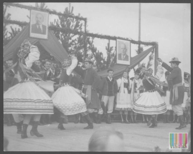 Kurpie Zielone, Teatr Lalkowy Skrzat, Jazz Dance, Młodzieżowy Zespół Teatralny, Teatr Sporadyczny, Kabaret Seniorów „Szpilka”, Chór Pieśni Dawnej im. S. Moniuszki