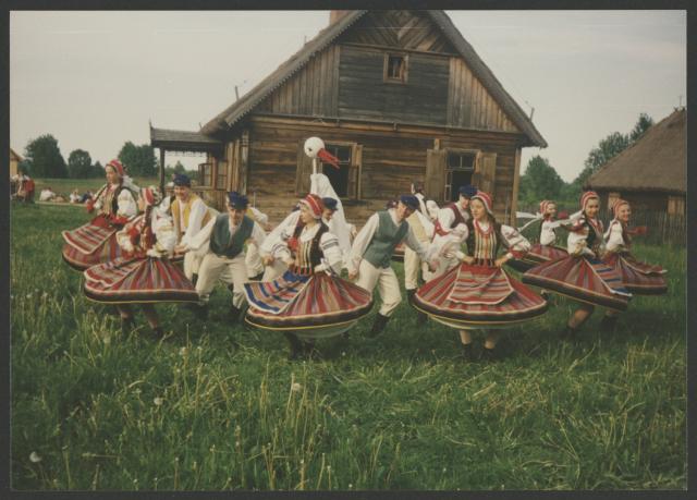 Kurpie Zielone, Teatr Lalkowy Skrzat, Jazz Dance, Młodzieżowy Zespół Teatralny, Teatr Sporadyczny, Kabaret Seniorów „Szpilka”, Chór Pieśni Dawnej im. S. Moniuszki